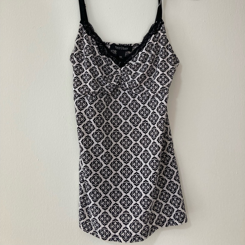 white house black market lace tank, size extra small in good condition 🖤🖤